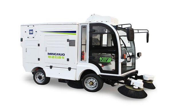 温泉四轮扫路车MN-S1800配备240L标准垃圾桶